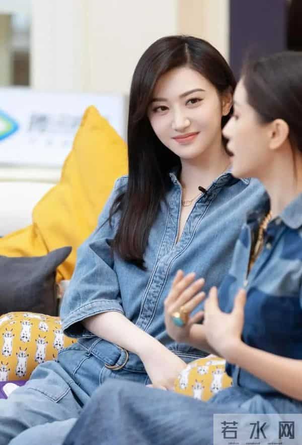 景甜恢复单身后状态大回春！一身牛仔套装亮相，时髦又减龄！