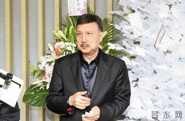 曾是一代歌王，却沦为人尽皆知的台独分子，如今家破人亡下场凄凉