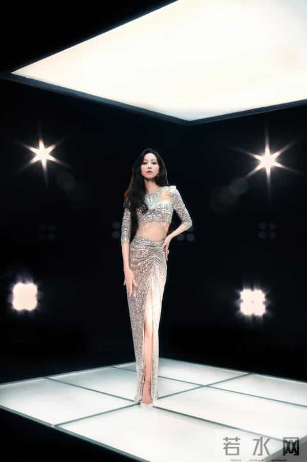 韩雪穿银闪装不刻意！露腰+开叉的身段，优雅又耐看