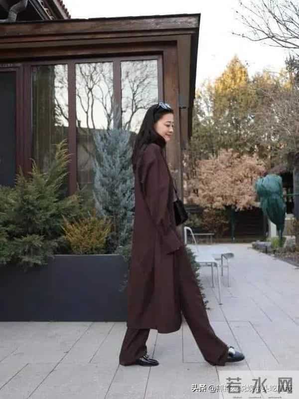 梅婷瘦身后气质大变！棕色大衣+白长T+阔腿裤，时髦减龄又高级！