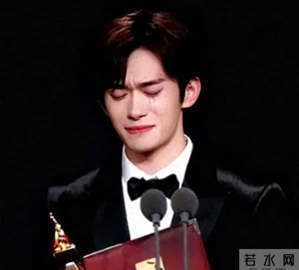 易烊千玺夺金鸡奖,不到24小时恶心一幕出现,张艺谋的话应验了