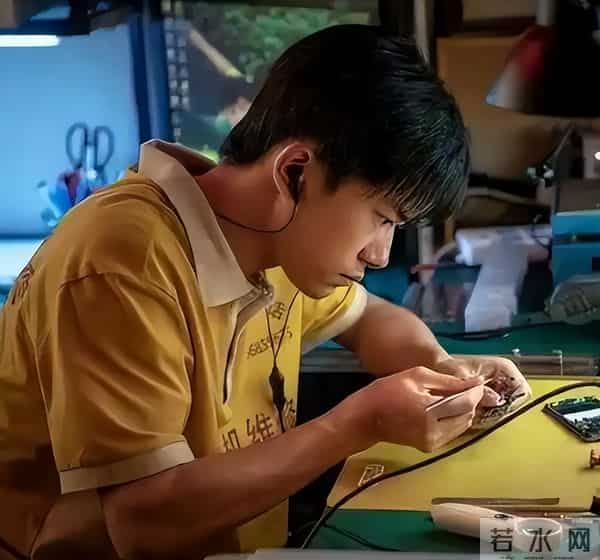 打破天花板仅4天，央视二次点名易烊千玺，让整个演艺圈沉默了