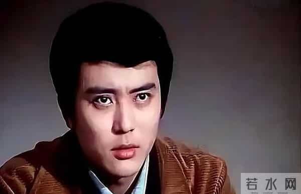 他曾是北影厂第一美男，跟前妻结婚7年无儿无女，如今老的不敢认