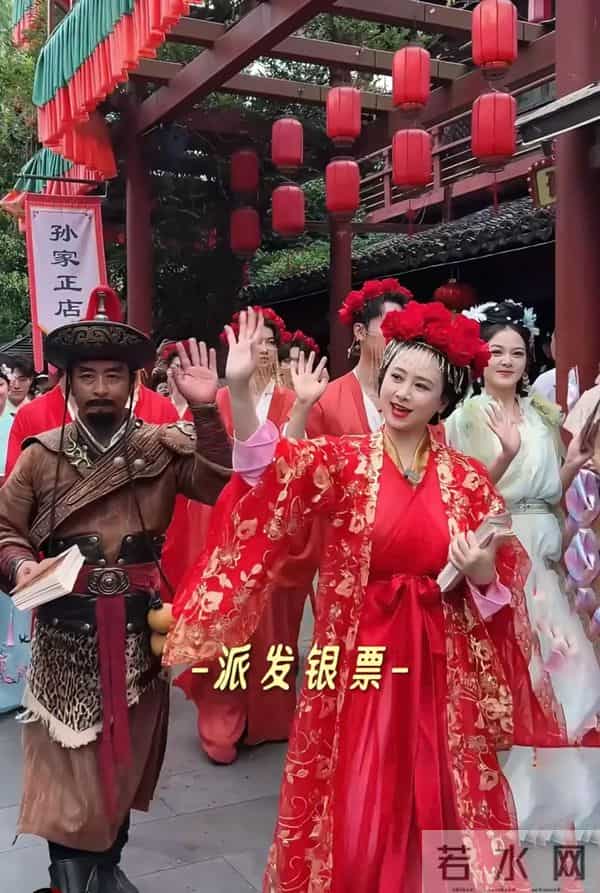 缺钱的港星，抢着来内地景区“捞金”？是文艺圈堕落，还是不得已