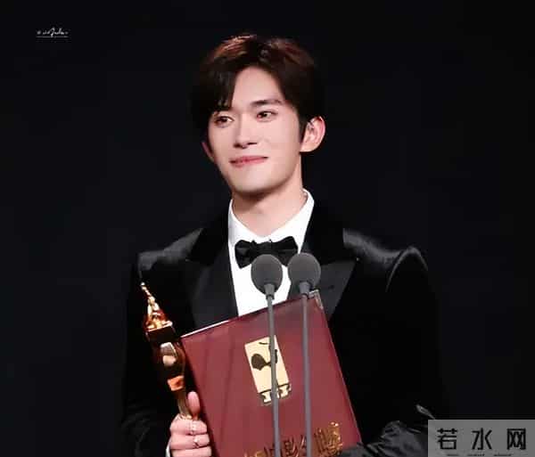 易烊千玺夺金鸡奖,不到24小时恶心一幕出现,张艺谋的话应验了