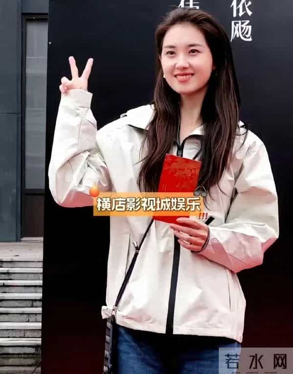 她直播间眼神透向往，横店开拍拿女二，距离女主角越来越近