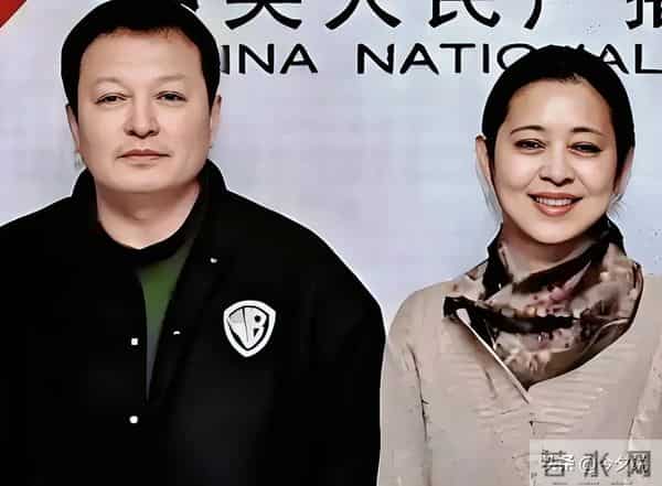 倪萍也没想到,三婚丈夫杨亚洲,凭《沉默的荣耀》给全家争光了!