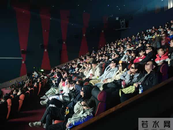 小成本方言电影逆袭：一碗馄饨引观众共鸣，明星大片集体靠边站