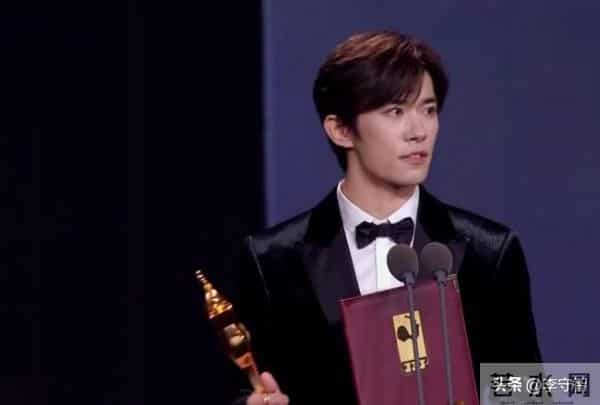 易烊千玺演技票房号召力兼具：拿金鸡奖影帝，主演电影预售都过亿