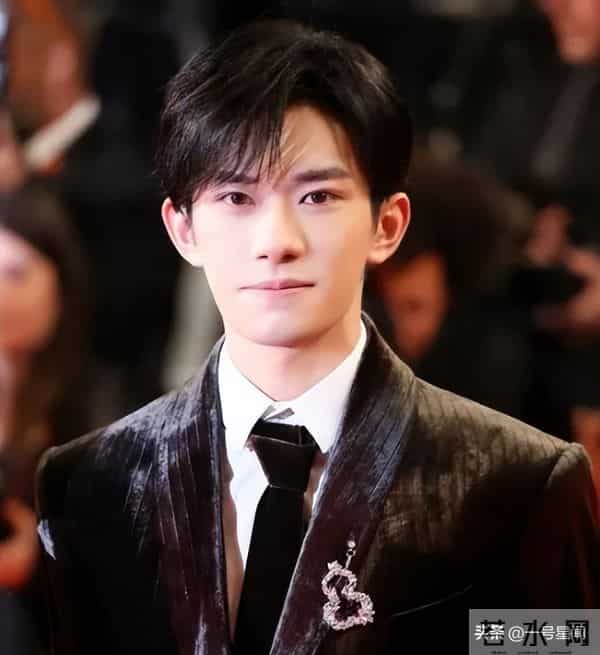 人比人气死人，影帝易烊千玺官宣喜讯，没给周冬雨留一点“体面”