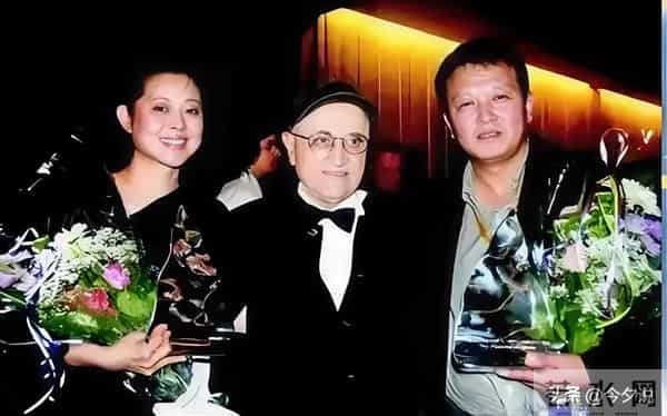 倪萍也没想到,三婚丈夫杨亚洲,凭《沉默的荣耀》给全家争光了!