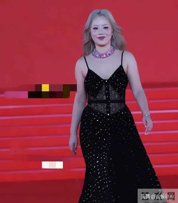 导演也没想到，只是请王菊来演个配角，结果她却把主角的风头抢了