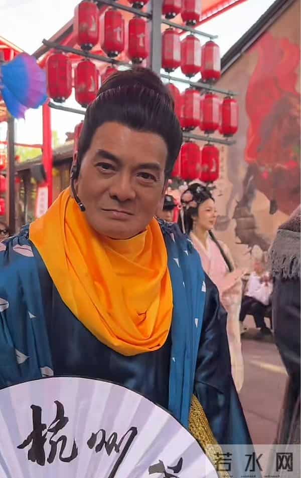 缺钱的港星，抢着来内地景区“捞金”？是文艺圈堕落，还是不得已