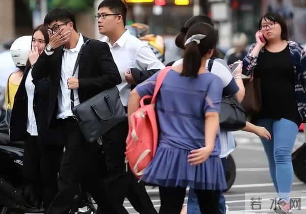 杀对手抢工作？《无可奈何》道破关键，中产的体面竟如此易碎