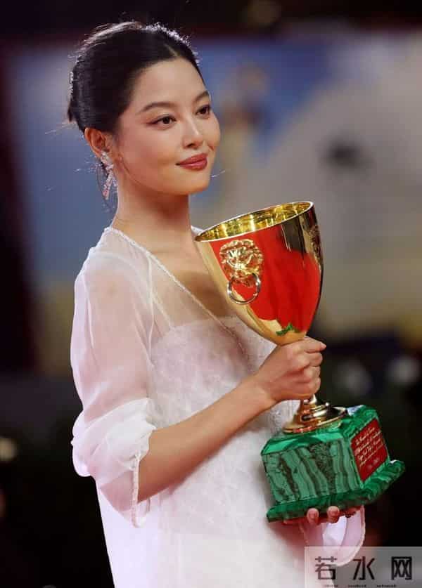 宋佳该睡不着了,金鸡影后全网大翻车,倪萍下场,郝蕾说的没错