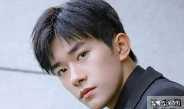 易烊千玺演技票房号召力兼具：拿金鸡奖影帝，主演电影预售都过亿