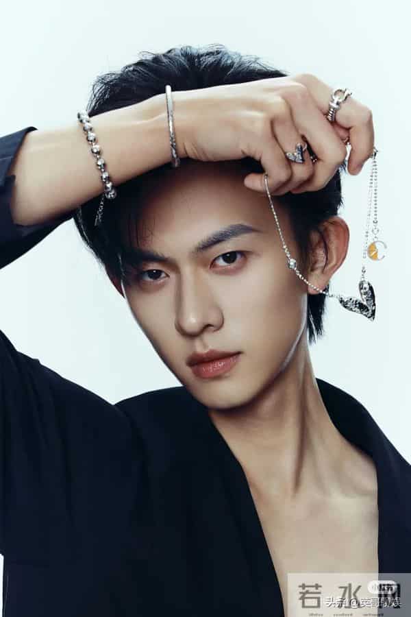 红果人气演员总榜大洗牌，韩雨彤蝉联榜首，王皓祯男演员排第一