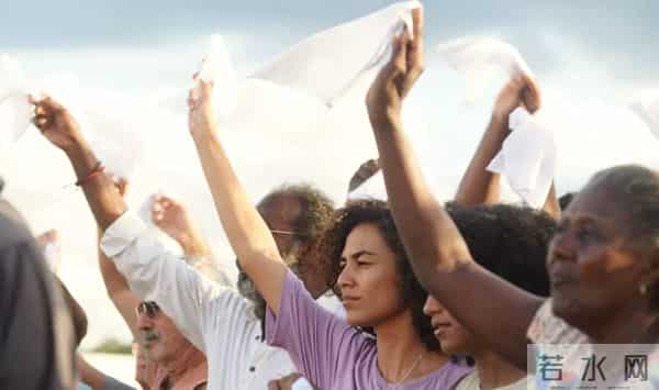 村庄从地图消失？《巴克劳》用西部片外壳批判法西斯