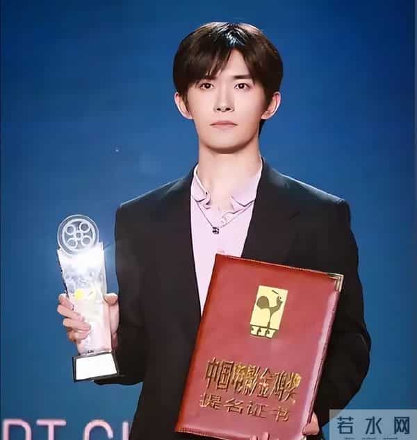 易烊千玺夺金鸡奖,不到24小时恶心一幕出现,张艺谋的话应验了