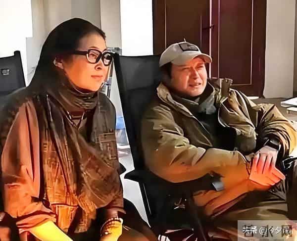 倪萍也没想到,三婚丈夫杨亚洲,凭《沉默的荣耀》给全家争光了!