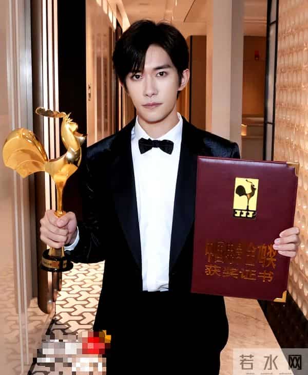 打破天花板仅4天，央视二次点名易烊千玺，让整个演艺圈沉默了