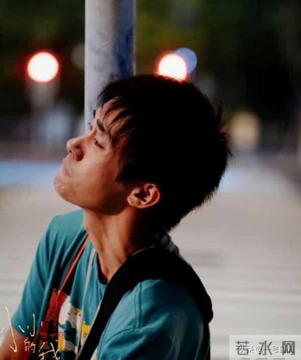 人比人气死人，影帝易烊千玺官宣喜讯，没给周冬雨留一点“体面”