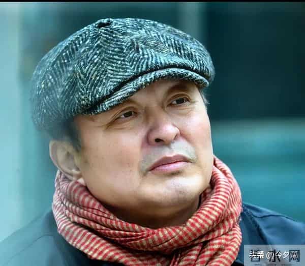 倪萍也没想到,三婚丈夫杨亚洲,凭《沉默的荣耀》给全家争光了!