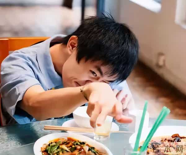 打破天花板仅4天，央视二次点名易烊千玺，让整个演艺圈沉默了