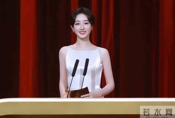 厦门这一夜，28岁关晓彤被35岁蒋梦婕秒了，才知清爽和油腻的区别