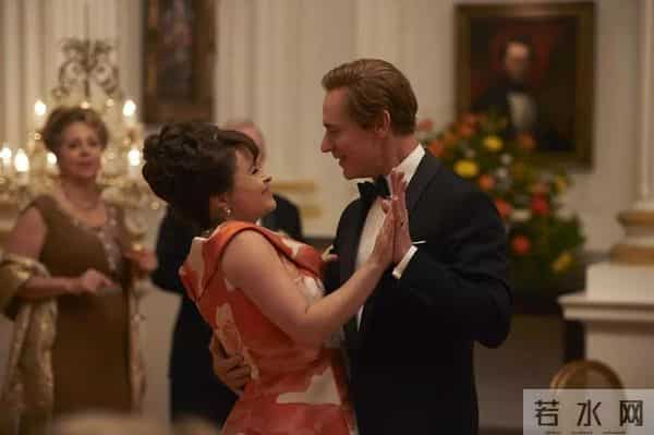 褪去神性见人性，《王冠》揭露英国皇室真实日常