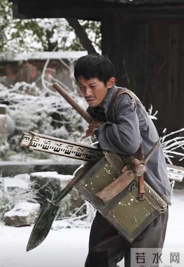 连央视新闻都发声了，张艺谋没有说错，易烊千玺走上人生另一条路