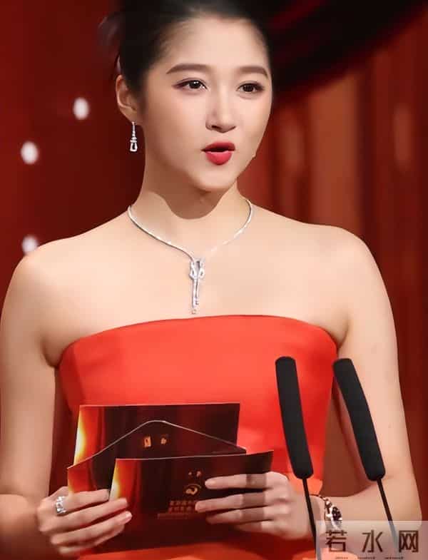 厦门这一夜，28岁关晓彤被35岁蒋梦婕秒了，才知清爽和油腻的区别