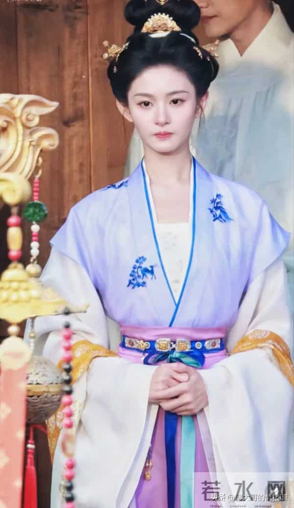 赵晴新剧路透大变样！真是红气养人，演女主角颧骨都没那么明显了