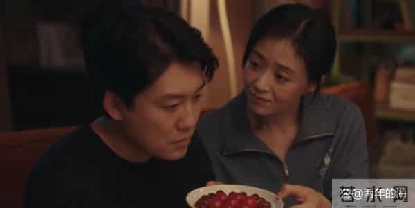 《四喜》第29-30集预告：何丽华病危，沈明珠四处筹钱救治婆婆，冯美奇与父亲小三互打耳光，许知夏要跟张浩离婚