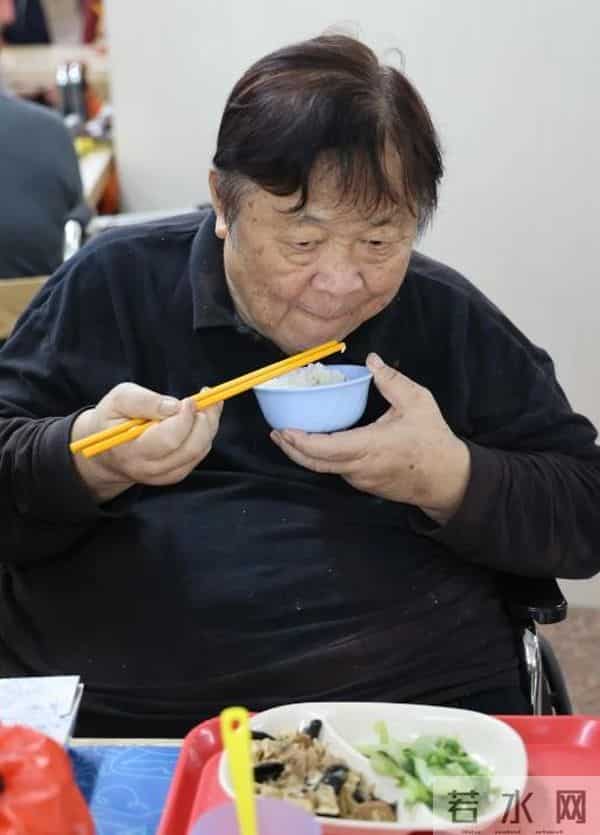 缺钱的港星，抢着来内地景区“捞金”？是文艺圈堕落，还是不得已