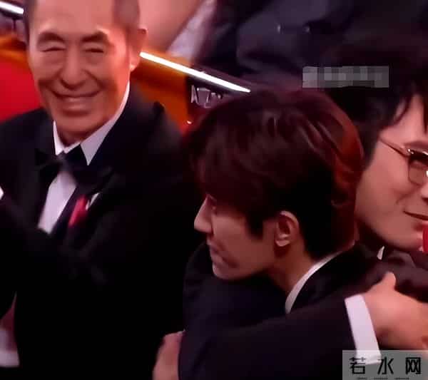 打破天花板仅4天，央视二次点名易烊千玺，让整个演艺圈沉默了