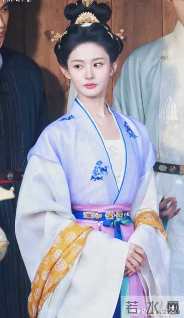 赵晴新剧路透大变样！真是红气养人，演女主角颧骨都没那么明显了