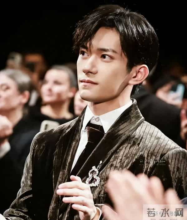 人比人气死人，影帝易烊千玺官宣喜讯，没给周冬雨留一点“体面”