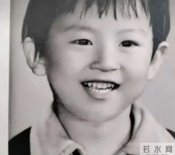 47岁帅气星二代逆袭,父亲曾为他放弃事业,如今他已成父亲的骄傲