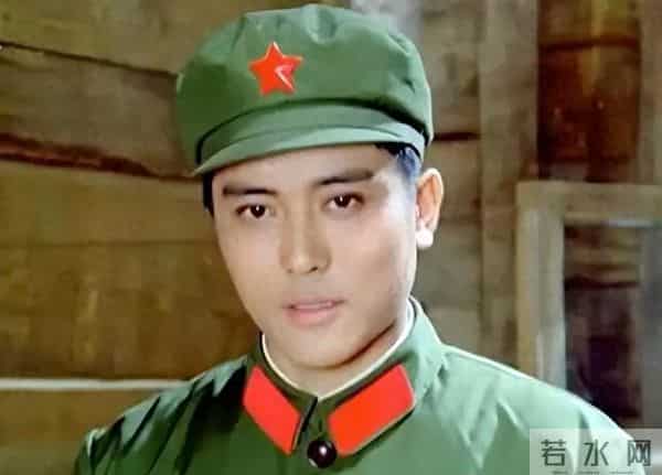 他曾是北影厂第一美男，跟前妻结婚7年无儿无女，如今老的不敢认