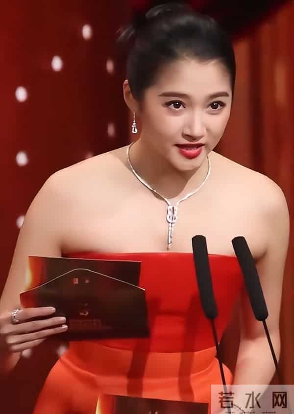 厦门这一夜，28岁关晓彤被35岁蒋梦婕秒了，才知清爽和油腻的区别