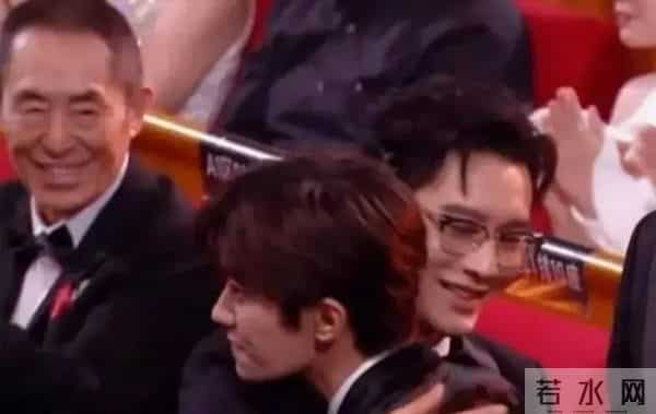 易烊千玺夺金鸡奖,不到24小时恶心一幕出现,张艺谋的话应验了