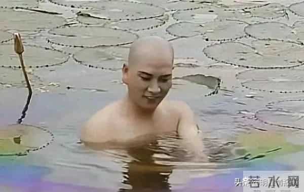 当年拍西游记唐僧洗澡，为了拍出佛光的感觉，就在水里加了汽油