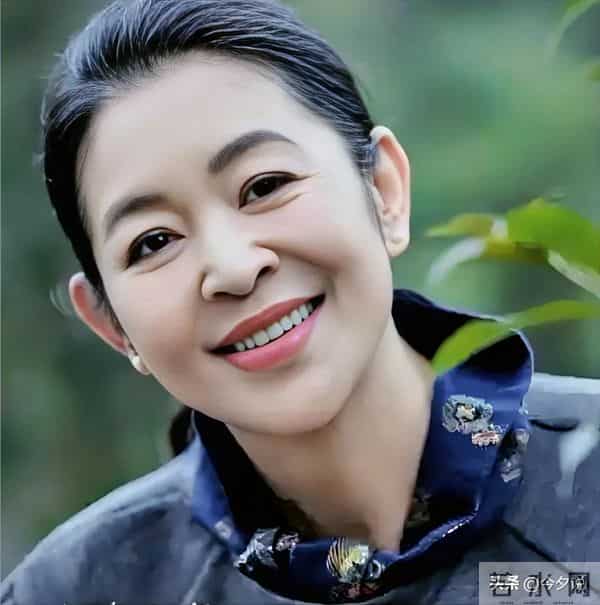 倪萍也没想到,三婚丈夫杨亚洲,凭《沉默的荣耀》给全家争光了!