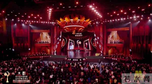 易烊千玺在金鸡奖领奖,发表获奖感言时,特意宣传了一部电影