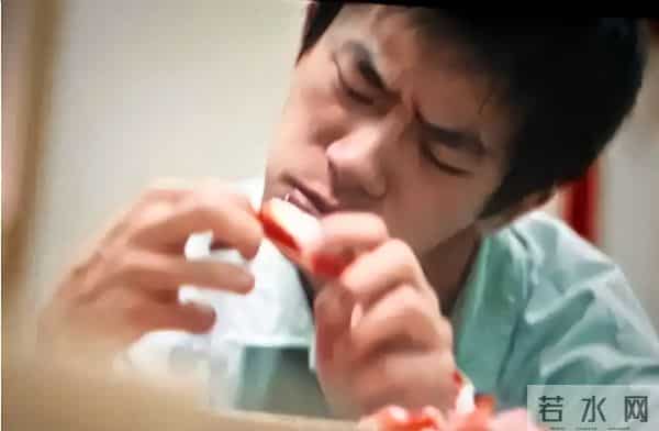 易烊千玺夺金鸡奖,不到24小时恶心一幕出现,张艺谋的话应验了