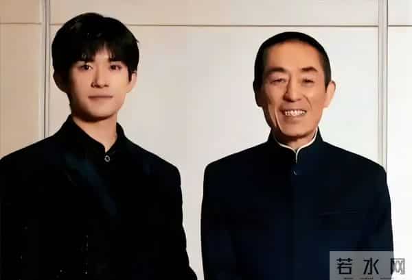 易烊千玺夺金鸡奖,不到24小时恶心一幕出现,张艺谋的话应验了