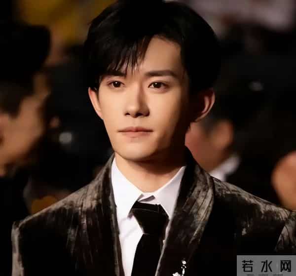 打破天花板仅4天，央视二次点名易烊千玺，让整个演艺圈沉默了