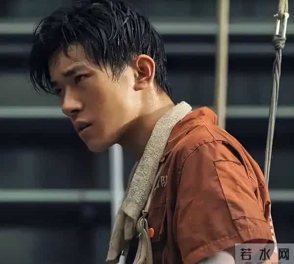 易烊千玺夺金鸡奖,不到24小时恶心一幕出现,张艺谋的话应验了