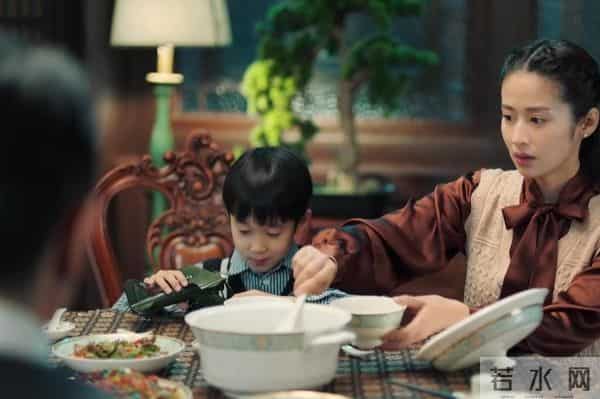 《隐锋》贾云英嫁吴仕仁藏胶卷，护父传情报，实为利益交换式掩护